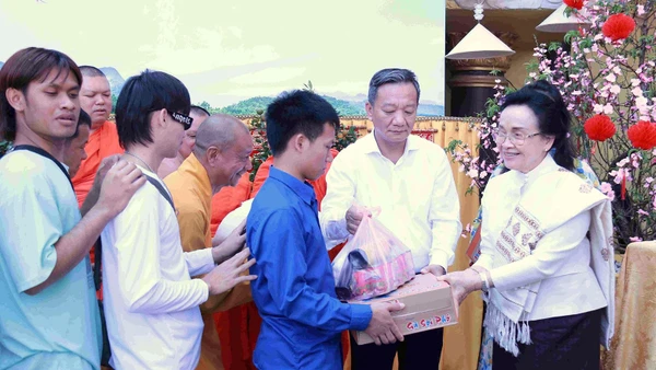 Bà Naly Sisoulith (bìa phải) trao quà cho người dân.