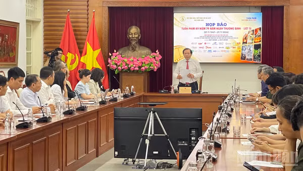 Thứ trưởng Tạ Quang Đông chủ trì họp báo về Tuần phim.