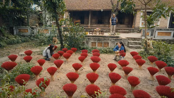 Phim lấy bối cảnh làng nghề làm hương. (ẢNh: VFC)