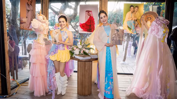 Giới thiệu các thiết kế áo dài và sách của nhà thiết kế Cao Minh Tiến.