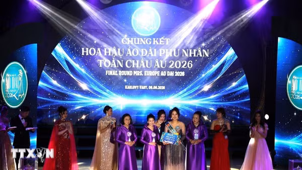 Ban Tổ chức đã trao các giải phụ gồm Người đẹp Truyền thông, Người đẹp Tài năng, Gương mặt Khả ái và Phu nhân được yêu thích nhất. (Ảnh: TTXVN)