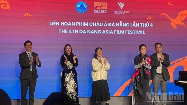 Chủ tịch Hiệp hội Xúc tiến Phát triển điện ảnh, Tiến sĩ Ngô Phương Lan, Phó Chủ tịch Ủy ban nhân dân thành phố Đà Nẵng (thứ hai và thứ tư từ trái qua) cùng Ban tổ chức, nghệ sĩ tại nghi thức công bố DANAFF IV.
