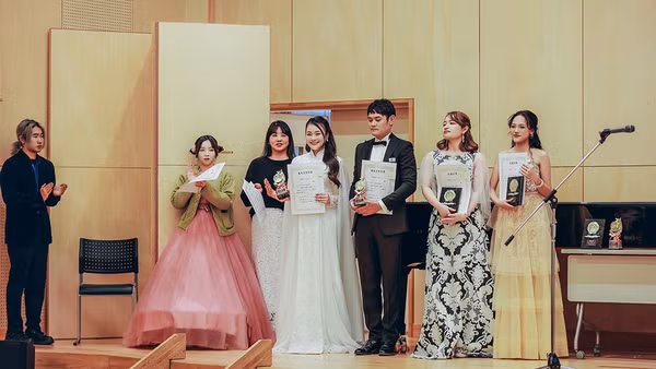 Trần Thị Vân Anh (thứ 4 từ phải sang) cùng các thí sinh Việt Nam giành giải cao tại cuộc thi âm nhạc quốc tế ở Nhật Bản. (Ảnh: NVCC)