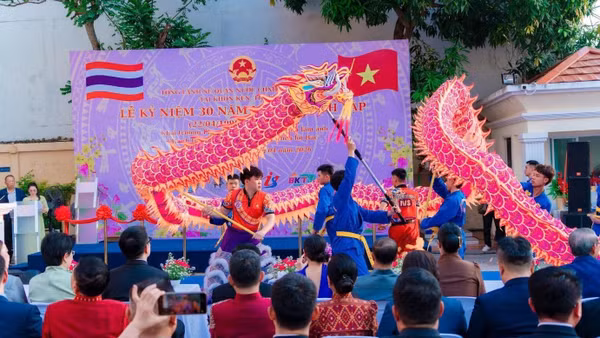 Đội tuyển Lân sư rồng trường IVS biểu diễn tại Lễ kỷ niệm 30 năm thành lập Tổng Lãnh sự quán Việt Nam tại Khon Kaen – Thái Lan. 