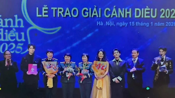 Đoàn phim "Mưa đỏ" nhận giải Cánh diều vàng 2025 cho Phim truyện điện ảnh xuất sắc. (Nguồn: Báo Quân đội Nhân dân)