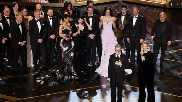 Ê-kíp làm phim “One Battle After Another” tại lễ trao giải. (Ảnh: LAT)