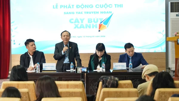 Nhà báo Hoàng Dự, Tổng Biên tập Thời báo Văn học nghệ thuật phát biểu tại lễ phát động.