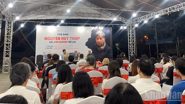 Đông đảo bạn đọc trẻ đến nghe những câu chuyện về nhà văn Nguyễn Huy Thiệp.