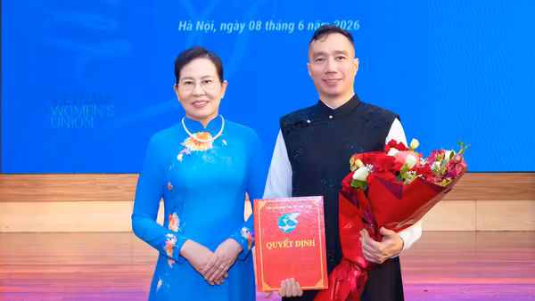 Bà Lê Thị Thủy, Ủy viên Trung ương Đảng, Chủ tịch Hội Liên hiệp Phụ nữ Việt Nam trao quyết định công nhận Hội viên danh dự cho nhà thiết kế Đỗ Trịnh Hoài Nam. (Ảnh: NVCC)