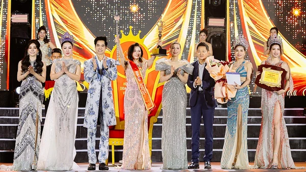 Hoa hậu Doanh nhân Việt Nam 2026 Nguyễn Hoàng Vân (giữa) tại cuộc thi. (Ảnh: BÌNH NGUYỄN)