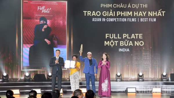 Phó Chủ tịch nước Võ Thị Ánh Xuân và Bí thư Thành ủy Đà Nẵng Lê Ngọc Quang trao giải Phim châu Á xuất sắc nhất cho đoàn làm phim "Full plate". (Ảnh: TÙNG LÂM)