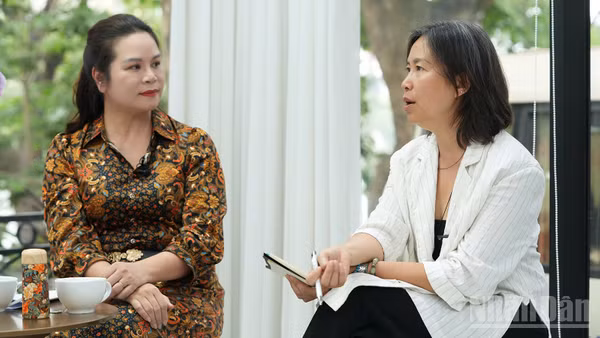 Bà Phạm Thị Kim Oanh, Phó Cục trưởng Bản quyền tác giả, Bộ Văn hóa, Thể thao và Du lịch và bà Phan Cẩm Tú, Ủy viên Ban Thường vụ Hiệp hội Xúc tiến Phát triển Điện ảnh Việt Nam, chuyên gia tư vấn, Hiệp hội Điện ảnh Hoa Kỳ tại buổi tọa đàm. (Ảnh: HỒNG QUÂN)
