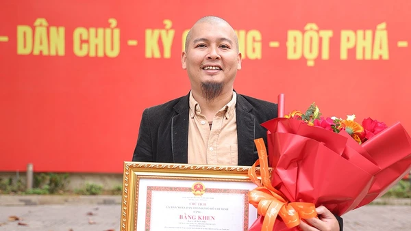 Họa sĩ Lê Hữu Hiếu nhận bằng khen của Ủy ban nhân dân Thành phố Hồ Chí Minh.
