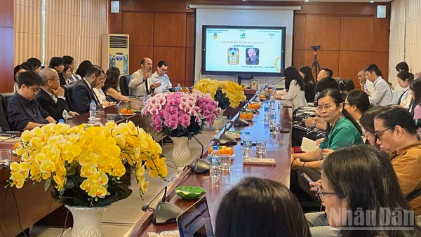 Juan Villoro tại buổi giao lưu tại Trường đại học Văn hóa Hà Nội.