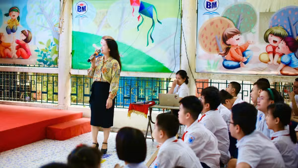 Nhà thơ Lữ Mai giao lưu với các em học sinh Trường tiểu học Bình Minh.