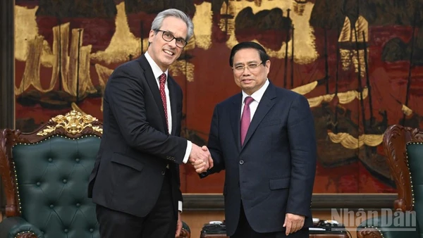 Thủ tướng Chính phủ Phạm Minh Chính và ông Fernando Andresen Guimaraes, Vụ trưởng Vụ Quản trị Đại dương quốc tế và Nghề cá bền vững của Đoàn thanh tra EC. (Ảnh: TRẦN HẢI)