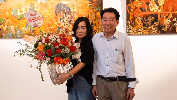 Họa sĩ Bích Thảo và họa sĩ Vũ Huy Mến tại triển lãm. (Ảnh: Ban tổ chức)