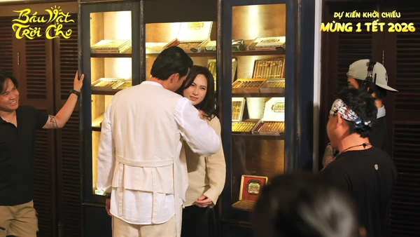 Phương Anh Đào và Quách Ngọc Ngoan trong đoạn clip tư liệu hậu trường phim. (Ảnh: Nhà sản xuất cung cấp)