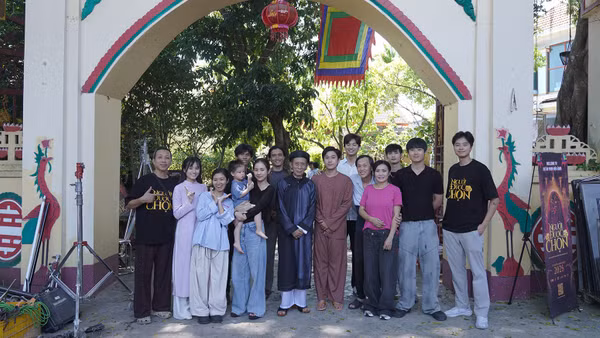 Đoàn làm phim trong buổi lễ khai máy. (Ảnh: Nhà sản xuất cung cấp)