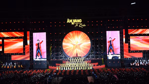 Nghệ sĩ Tùng Dương trình diễn trong chương trình. (Ảnh: TUẤN HUY)