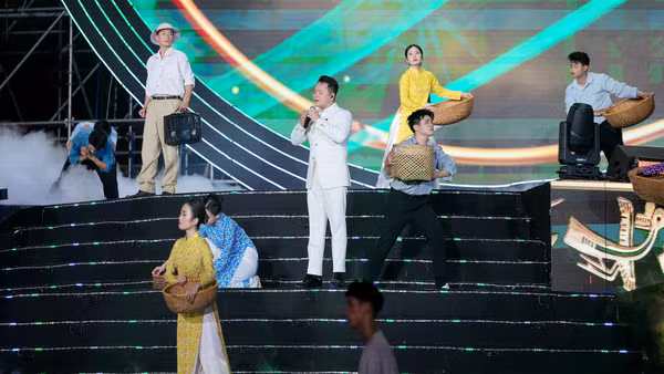 Nghệ sĩ Lê Thanh Phong tại chương trình nghệ thuật chính luận "Âm vang Tổ quốc".