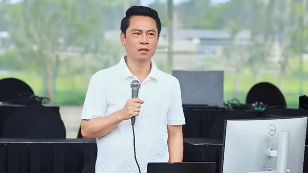 Tổng đạo diễn Phạm Hoàng Giang.