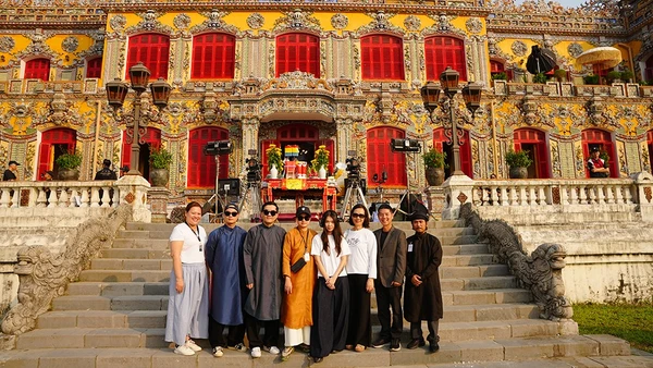 Đoàn làm phim tại Điện Kiến Trung. (Ảnh: Đoàn làm phim cung cấp)