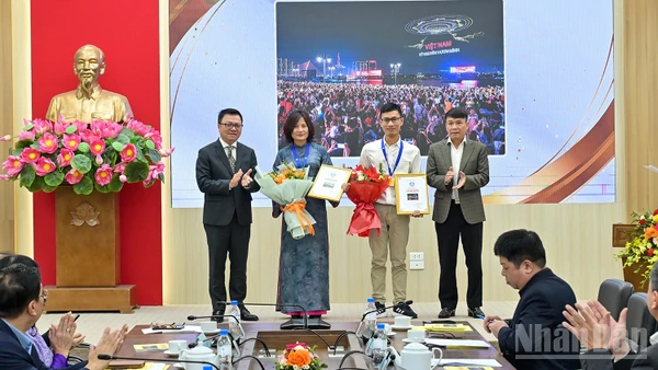 Các tác giả giành giải A tại lễ trao giải.