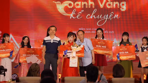 Thí sinh Hoàng Ngọc Bảo Anh được trao giải Nhất.