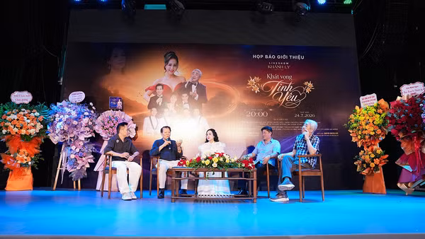 Tiến sĩ, nghệ sĩ Khánh Ly trong buổi họp báo.