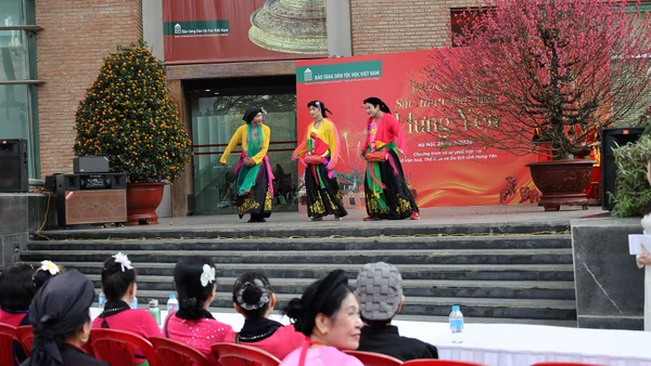 Trình diễn múa bồng thôn Đa Hòa, xã Mễ Sở, tỉnh Hưng Yên.