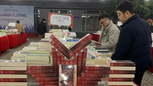 Bạn đọc đến hội sách từ rất sớm. (Ảnh: Nhã Nam)