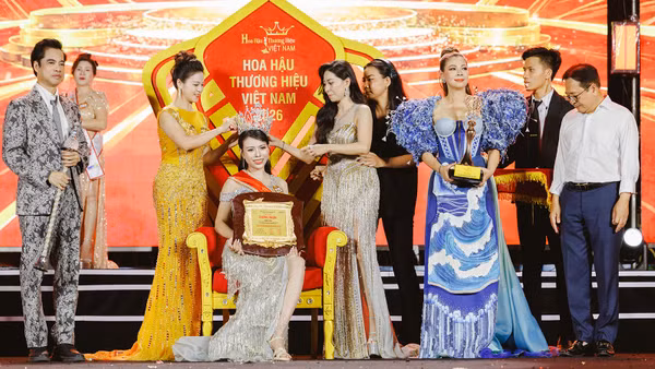 Hoa hậu Bùi Thị Thùy Dương trong khoảnh khắc đăng quang. (Ảnh: Ban tổ chức)