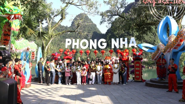 Khách du lịch tham quan động Phong Nha sáng 1/1. (Ảnh: HƯƠNG GIANG)