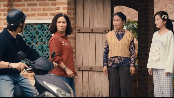 Cảnh trong phim "Ngược đường ngược nắng". (Ảnh: VFC)