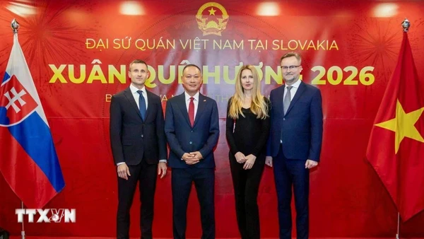 Đại sứ Phạm Trường Giang chụp ảnh lưu niệm cùng hai lãnh sự danh dự tại sự kiện. (Ảnh: TTXVN)