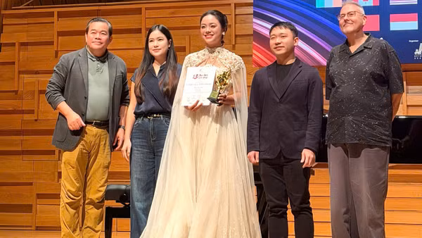 Thục Anh nhận giải thưởng tại cuộc thi Asia Art Festival. (Ảnh: NVCC)