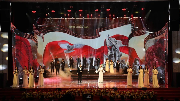 Nghệ sĩ Nhân dân Quốc Hưng và ca sĩ Thu Hằng trình bày trường ca “Đất nước hôm nay”. (Ảnh: NVCC)