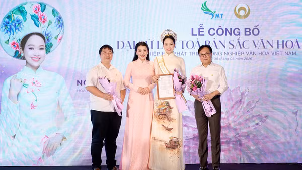 Nghệ sĩ Nhân dân Vương Duy Biên (ngoài cùng bên phải) trao công bố danh hiệu Đại sứ lan tỏa bản sắc văn hóa Việt cho Hoa hậu Nguyễn Thị Mỹ Linh. (Ảnh: Ban tổ chức)