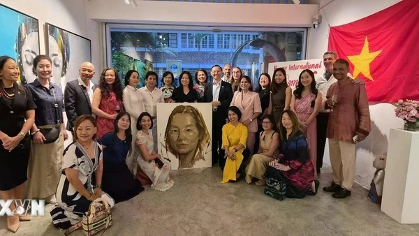 Các nữ Đại sứ, phu nhân các Đại sứ chụp ảnh lưu niệm chung. (Ảnh: TTXVN)