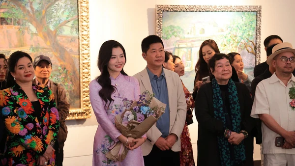 Họa sĩ Lê Trang (áo dài tím) tại triển lãm.