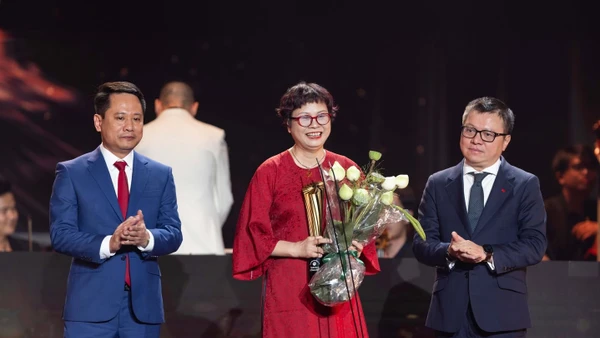 Ông Lê Quốc Minh, Ủy viên Trung ương Đảng, Phó Trưởng Ban Tuyên giáo và Dân vận Trung ương, Chủ tịch Hội Nhà báo Việt Nam và Nhà báo Trương Thành Trung, Tổng Biên tập Báo Đại đoàn kết trao giải Tinh hoa cống hiến cho đại diện gia đình nhạc sĩ Phạm Tuyên.