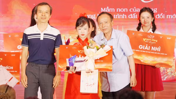 Nhà văn, nhà báo Hoàng Dự, Tổng Biên tập Thời báo Văn học Nghệ thuật, Trưởng Ban Tổ chức trao giải nhất cho Hoàng Ngọc Bảo Anh. (Ảnh: BTC)