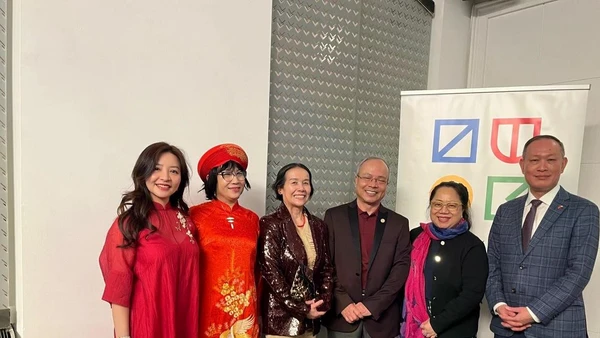 Nghệ sĩ Kiều Anh chụp ảnh lưu niệm cùng Đại sứ Phạm Trường Giang. (Nguồn: TTXVN)