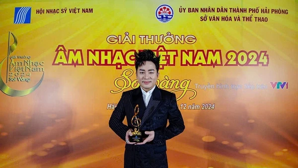 Ca sĩ Tùng Dương được vinh danh Ca sĩ xuất sắc nhất tại giải Sol Vàng năm 2024.