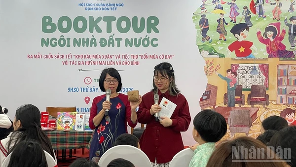 Hai tác giả Huỳnh Mai Liên và Bảo Bình giới thiệu với độc giả nhí quả bàng vuông từ Trường Sa.