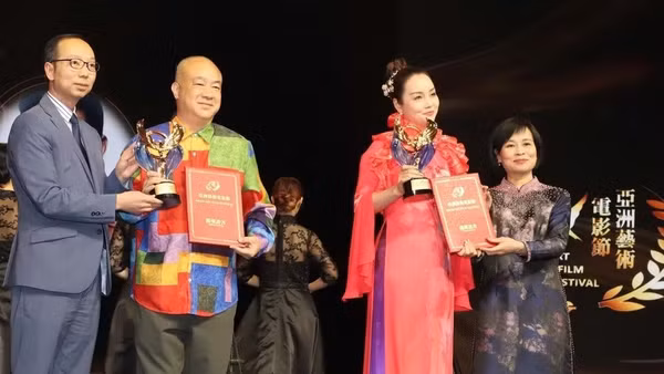 Tổng Lãnh sự Lê Đức Hạnh và Đại sứ văn hóa Việt Nam tại Liên hoan phim Mai Thu Huyền tại lễ nhận giải. (Ảnh: TTXVN)