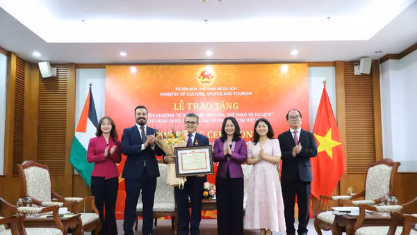 Bộ trưởng Lâm Thị Phương Thanh và Đại sứ Saadi Salama.