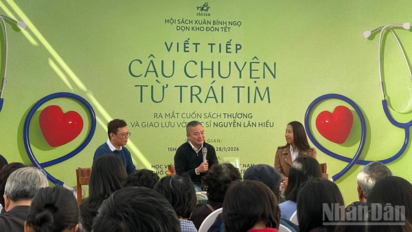 Bác sĩ Ngô Đức Hùng và biên tập viên Nguyễn Hoàng Diệu Thủy tham gia buổi ra mắt sách của bác sĩ Nguyễn Lân Hiếu.