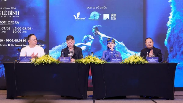 Nghệ sĩ Dương Lệ Bình (thứ hai từ phải qua) tại buổi họp báo.